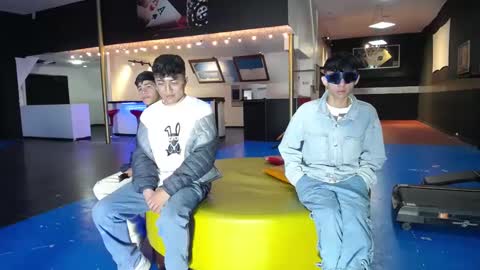 THOMAS AND DAMIAND online show from January 26, 5:02 pm