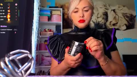 Mrs. Isabella online show from April 11, 3:11 am