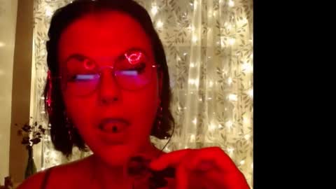 Snapshot of goddess_kehala chatting on September 20, 4:02 am Switch Goddess Kehala online show from September 20, 4:02 am