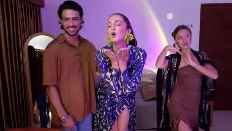   330 UTC2 girls   online show from March 31, 3:30 am