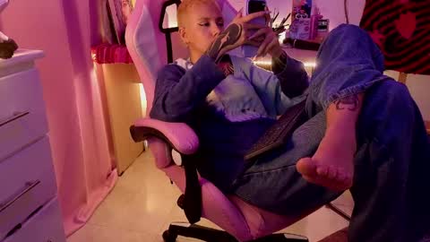 vee online show from April 22, 5:54 am