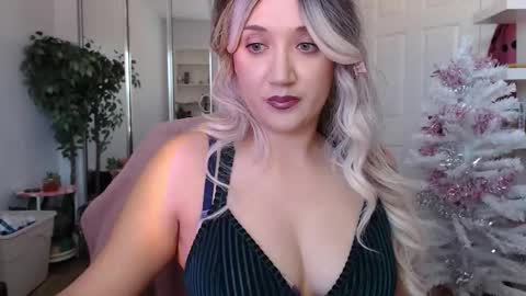 Snapshot of goddessemmy chatting on December 16, 7:08 pm Goddess Emmy online show from December 16, 7:08 pm