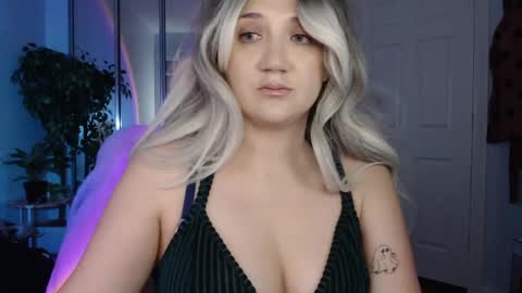 Snapshot of goddessemmy chatting on May 14, 4:52 am Goddess Emmy online show from May 14, 4:52 am