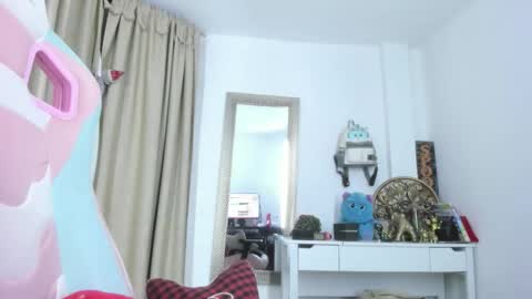 Snapshot of goddessjessica_roger chatting on December 4, 5:28 am Goddess Jessica and slave Roger online show from December 4, 5:28 am