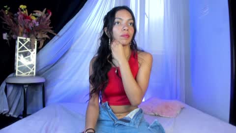 Snapshot of goddessjulieta chatting on December 20, 10:32 pm Julieta online show from December 20, 10:32 pm