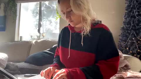Snapshot of goddessmayvn chatting on December 19, 9:49 pm GoddessMayvn online show from December 19, 9:49 pm