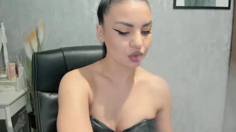 Snapshot of goddessmiaa chatting on February 8, 11:33 am Mistress online show from February 8, 11:33 am