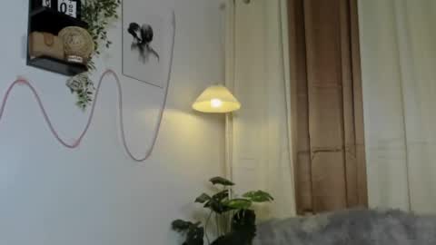 Kyla and Nian online show from April 22, 5:32 am