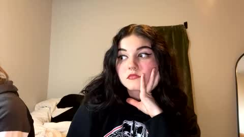 Snapshot of goddessshadowraven chatting on December 20, 12:19 am Goddess Raven online show from December 20, 12:19 am