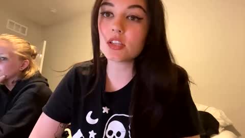 Snapshot of goddessshadowraven chatting on January 4, 12:59 am Goddess Raven online show from January 4, 12:59 am