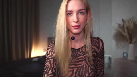 Snapshot of gold_blond chatting on February 18, 6:15 am Olivia online show from February 18, 6:15 am