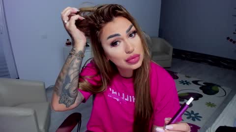 Snapshot of golddivine00 chatting on February 5, 5:41 am Nicole.. online show from February 5, 5:41 am