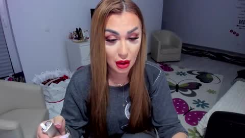 Snapshot of golddivine00 chatting on February 19, 4:34 am Nicole.. online show from February 19, 4:34 am