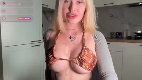 Snapshot of golden_alinee chatting on July 18, 3:27 pm Aline meow online show from July 18, 3:27 pm