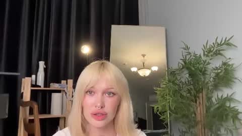 Snapshot of golden_alinee chatting on July 26, 6:26 pm Aline meow online show from July 26, 6:26 pm