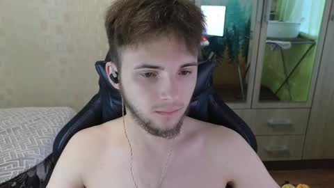 Snapshot of golden_boyyy21 chatting on April 13, 3:23 am Golden boyyy21 online show from April 13, 3:23 am