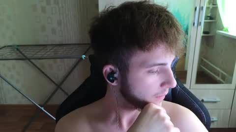 Snapshot of golden_boyyy21 chatting on April 16, 2:51 pm Golden boyyy21 online show from April 16, 2:51 pm