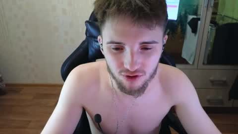 Snapshot of golden_boyyy21 chatting on April 21, 1:42 am Golden boyyy21 online show from April 21, 1:42 am