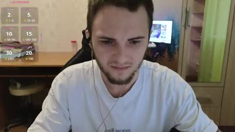 Snapshot of golden_boyyy21 chatting on June 26, 5:39 pm Golden boyyy21 online show from June 26, 5:39 pm