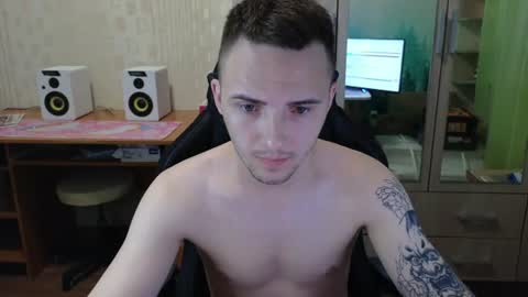 Snapshot of golden_boyyy21 chatting on July 10, 6:32 pm Golden boyyy21 online show from July 10, 6:32 pm