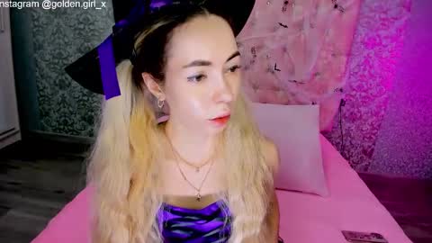 Snapshot of golden_girl__ chatting on October 31, 2:01 am golden girl online show from October 31, 2:01 am