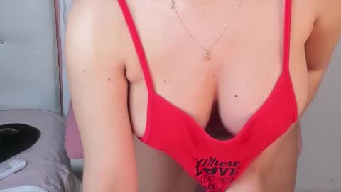 Snapshot of golden_issy chatting on January 9, 1:30 am golden_issy online show from January 9, 1:30 am