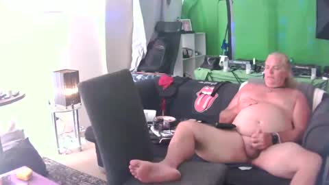 Snapshot of goldyguy011 chatting on December 26, 8:53 pm goldyguy011 online show from December 26, 8:53 pm