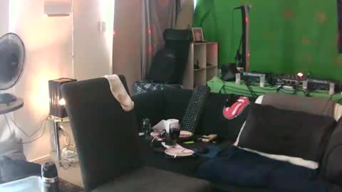 Snapshot of goldyguy011 chatting on January 21, 1:50 am goldyguy011 online show from January 21, 1:50 am