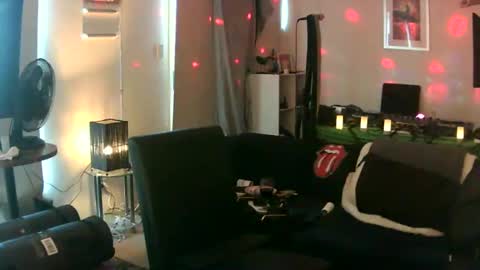 Snapshot of goldyguy011 chatting on February 7, 6:14 am goldyguy011 online show from February 7, 6:14 am