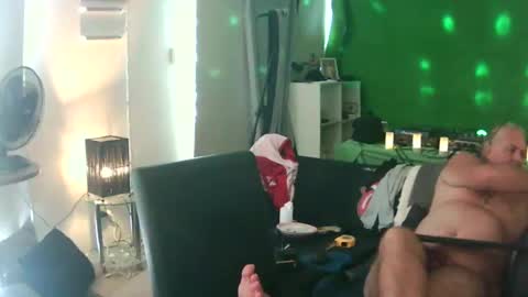 Snapshot of goldyguy011 chatting on February 22, 2:06 am goldyguy011 online show from February 22, 2:06 am