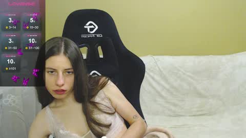Snapshot of good__night chatting on December 21, 6:23 pm Elizabeth Effie online show from December 21, 6:23 pm