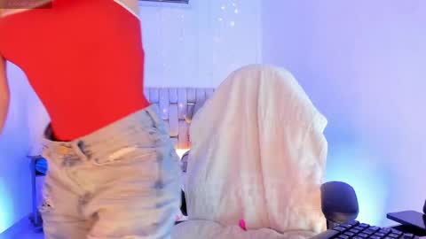 i am Jessi  I love animals and drawing I hope to get along with everyone. XOXO online show from April 24, 8:00 pm