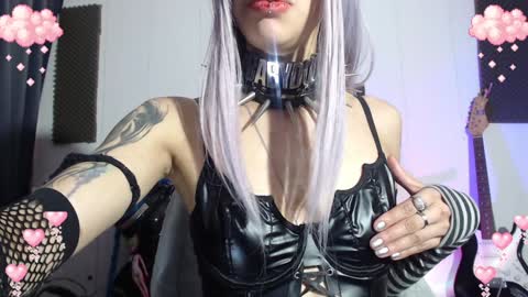 Snapshot of gothicute chatting on December 3, 6:26 am online show from December 3, 6:26 am