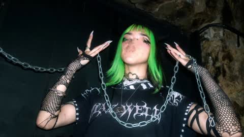 Snapshot of gothicute chatting on December 8, 6:01 am online show from December 8, 6:01 am