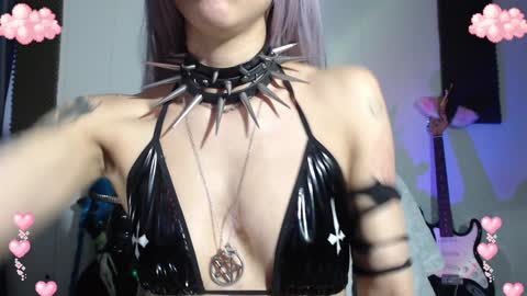 Snapshot of gothicute chatting on December 11, 4:39 am online show from December 11, 4:39 am