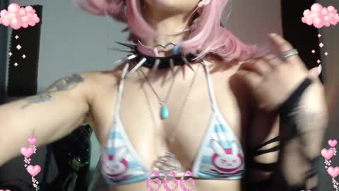 Snapshot of gothicute chatting on January 3, 6:44 am online show from January 3, 6:44 am