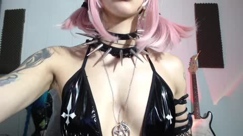 Snapshot of gothicute chatting on January 4, 8:17 am online show from January 4, 8:17 am