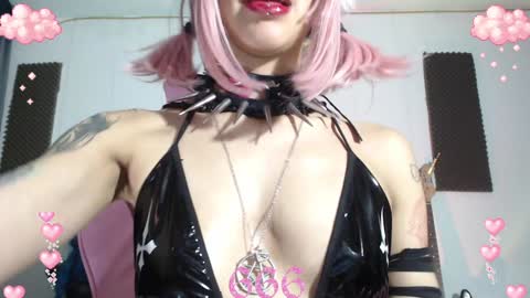 Snapshot of gothicute chatting on January 5, 7:17 am online show from January 5, 7:17 am