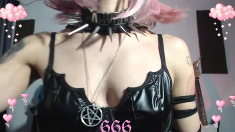 Snapshot of gothicute chatting on January 16, 12:45 am online show from January 16, 12:45 am