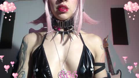 Snapshot of gothicute chatting on January 17, 3:23 am online show from January 17, 3:23 am