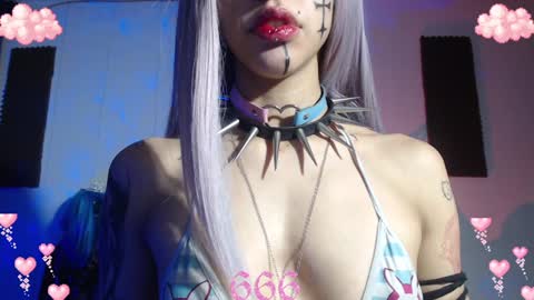 Snapshot of gothicute chatting on January 24, 5:21 am online show from January 24, 5:21 am