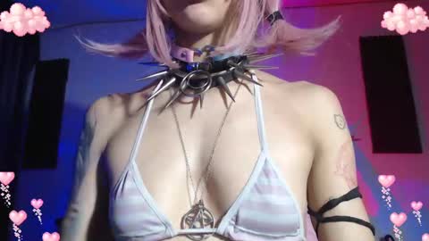 Snapshot of gothicute chatting on February 19, 4:01 am online show from February 19, 4:01 am