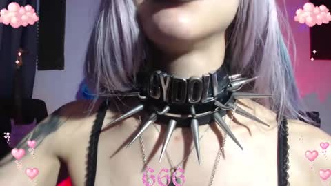 Snapshot of gothicute chatting on March 8, 8:00 am online show from March 8, 8:00 am