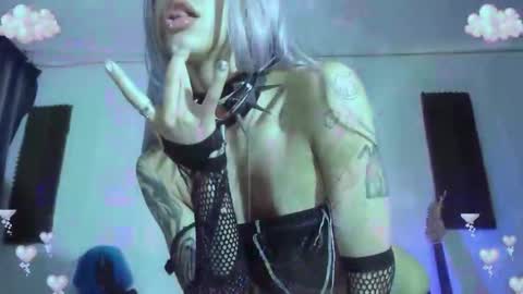 Snapshot of gothicute chatting on October 18, 5:32 am online show from October 18, 5:32 am