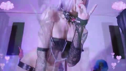 Snapshot of gothicute chatting on November 4, 9:19 am online show from November 4, 9:19 am