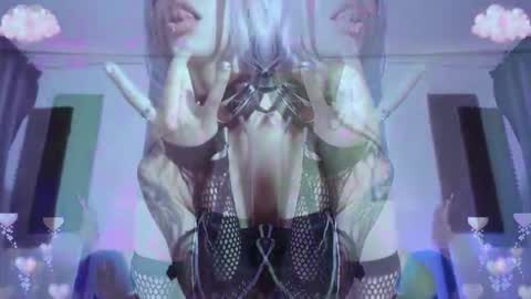 Snapshot of gothicute chatting on November 12, 3:18 am online show from November 12, 3:18 am