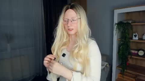 Snapshot of graycewelborn chatting on July 13, 10:23 pm Scarlet online show from July 13, 10:23 pm