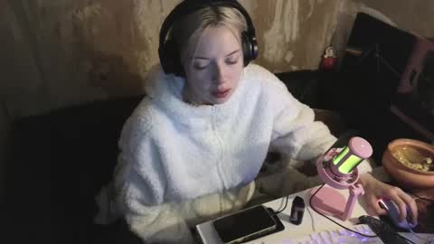 Snapshot of graylovescookies chatting on December 19, 1:51 pm graylovescookies online show from December 19, 1:51 pm