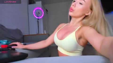 Snapshot of great_blondy chatting on June 25, 5:45 am Anny online show from June 25, 5:45 am