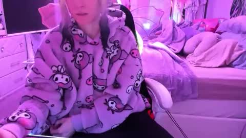 GreenEyedLovexo online show from December 15, 4:00 pm